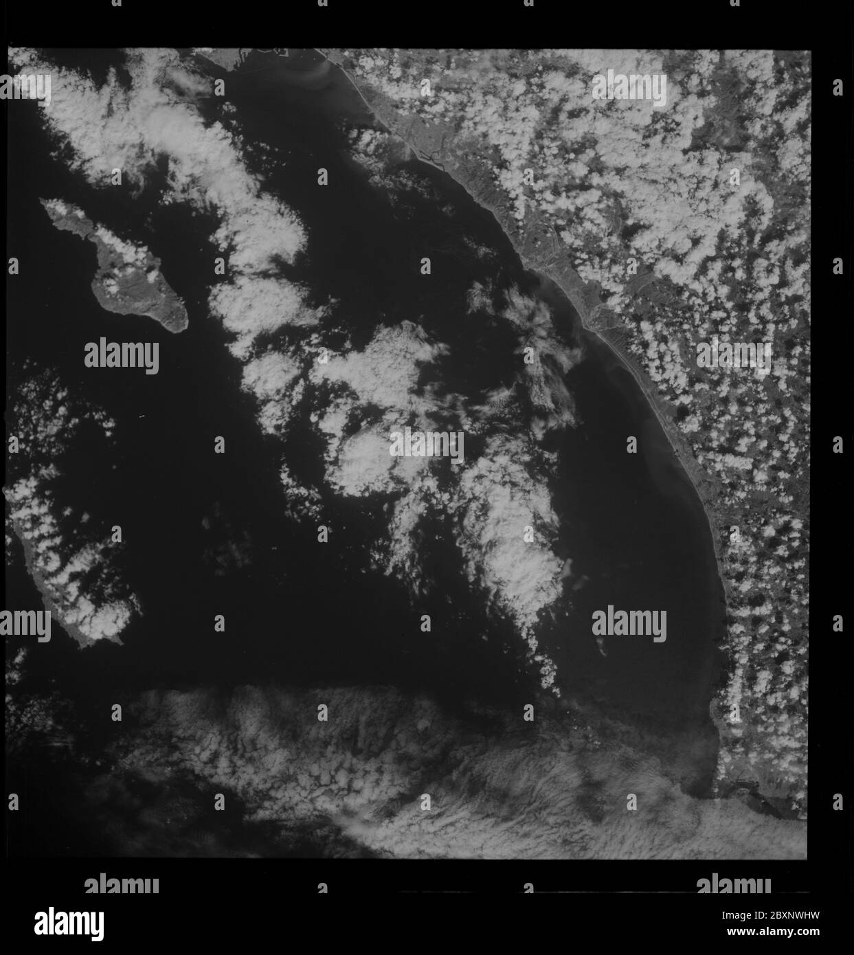 AS09-26D-3732D - Apollo 9 - Apollo 9 Missionsbild - S0-65 Multispektrale Fotografie - Kalifornien; Umfang und Inhalt: Die Originaldatenbank beschreibt dies als: Beschreibung: Erdbeobachtung aufgenommen von der Apollo 9 Crew. Blick ist auf San Clemente, Santa Catalina Inseln, San Pedro Bay und nördlichen San Diego in Kalifornien. Der Breitengrad betrug 33.09 N bei Längengrad 117.50 W, die Überlappung betrug 66 %, die Höhenmeilen 106 und die Wolkendecke 20 %. Diese Bilder wurden im Rahmen des NASA S0-65 Experiments ``Multispectral Terrain Photography`` aufgenommen. Das Experiment ermöglicht die gleichzeitige Satellitenfotografie der Erde. Stockfoto